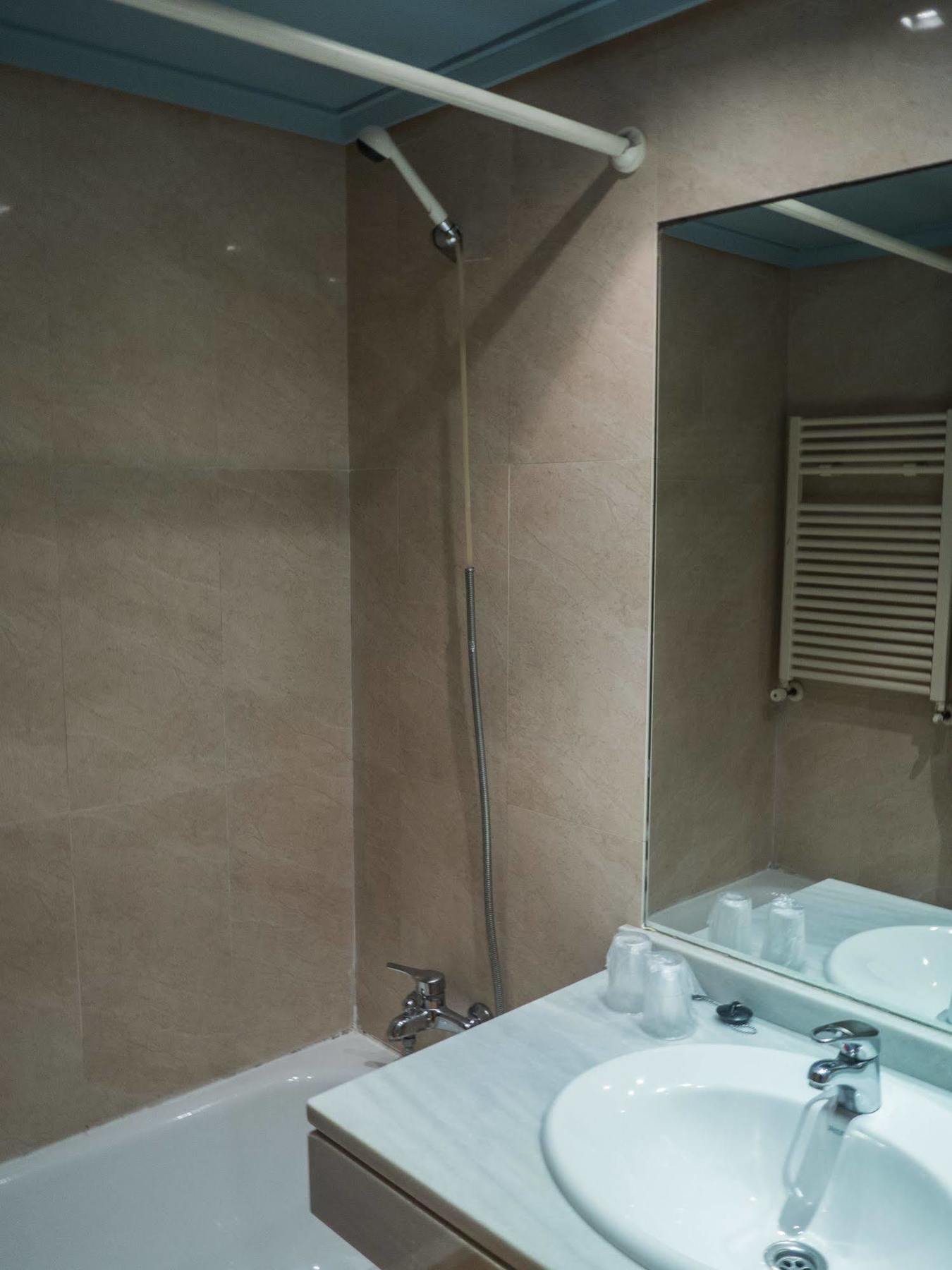 Hotel Bezana Lago Санта-Крус-де-Бесана Экстерьер фото