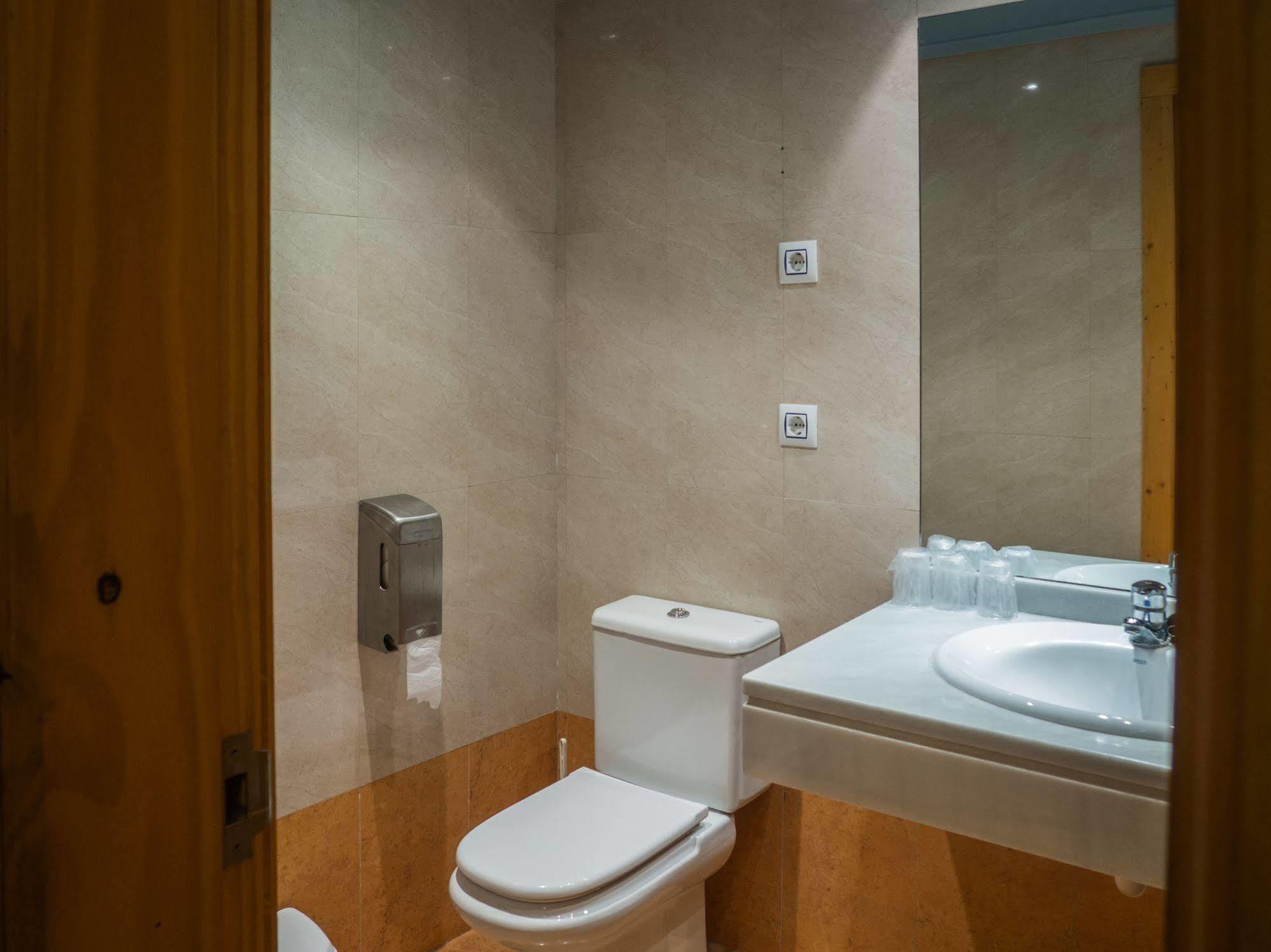 Hotel Bezana Lago Санта-Крус-де-Бесана Экстерьер фото
