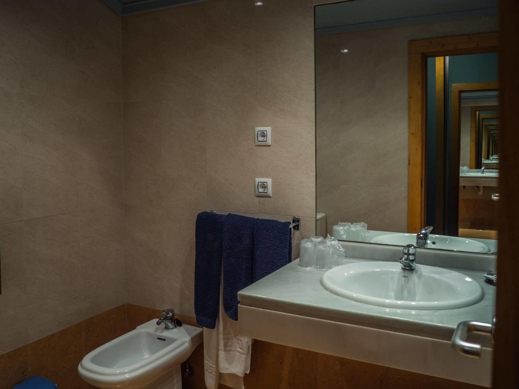 Hotel Bezana Lago Санта-Крус-де-Бесана Экстерьер фото
