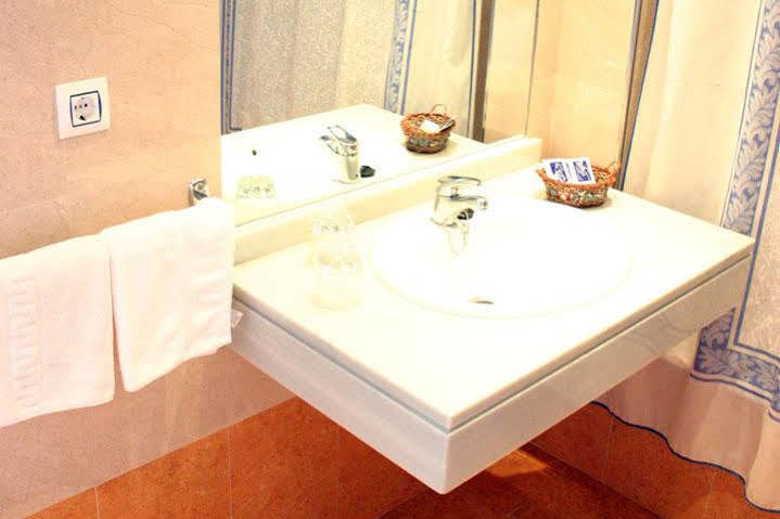 Hotel Bezana Lago Санта-Крус-де-Бесана Экстерьер фото