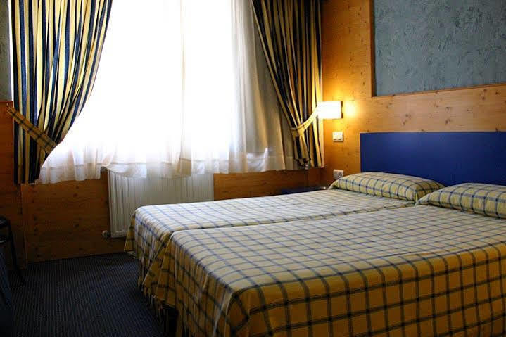 Hotel Bezana Lago Санта-Крус-де-Бесана Экстерьер фото